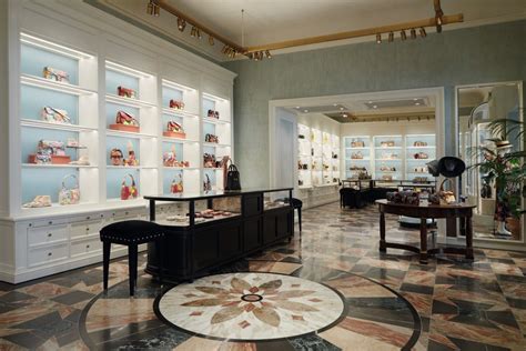 A NEW STORE FOR GUCCI IN NAPLES .